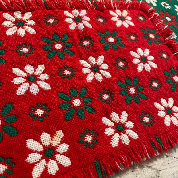 Vintage reversible green red white flower place mats. - Picture 5 of 8